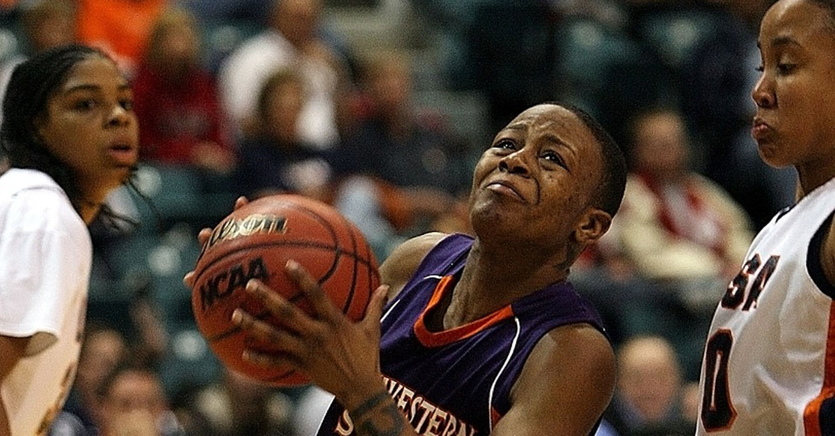 Match intense entre trois joueurs de basket