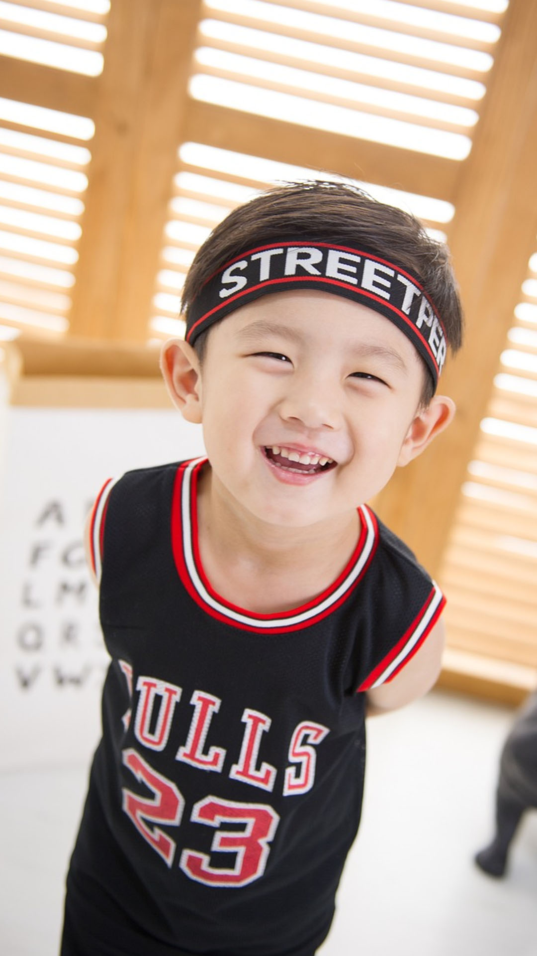 enfant qui participe à un stage de basketball