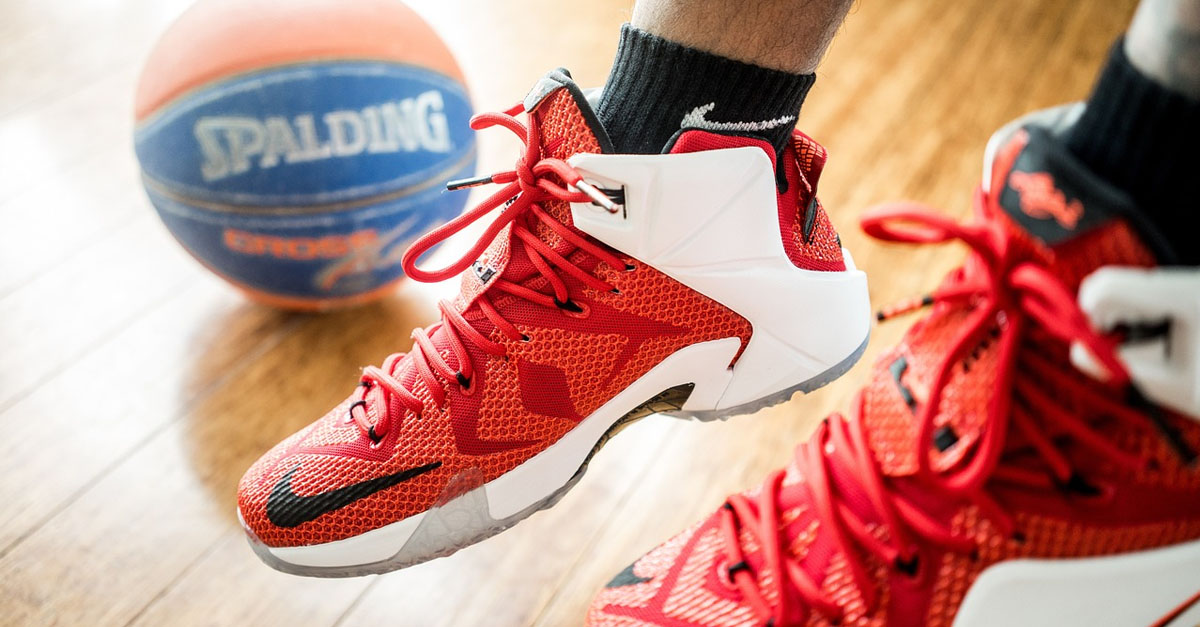 Zoom sur des chaussures et un ballon de basket